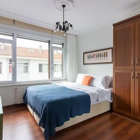 Bright Vibrant 3br Haven Near Sea And Prime Locale *