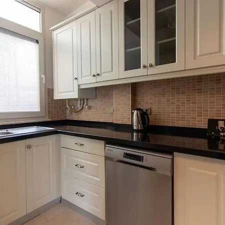 Bright Vibrant 3br Haven Near Sea And Prime Locale * איסטמבול