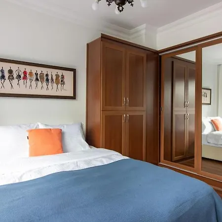Apartment Bright Vibrant 3br Haven Near Sea And Prime Locale *