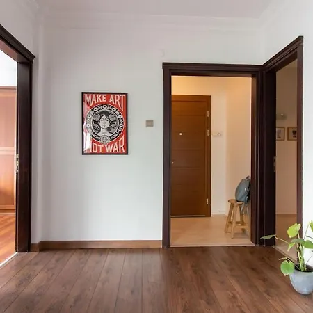 Bright Vibrant 3br Haven Near Sea And Prime Locale *