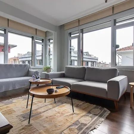 Apartamento Bright Vibrant 3br Haven Near Sea And Prime Locale *