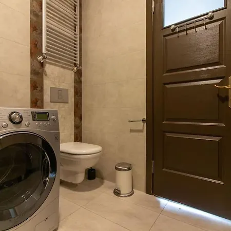 Bright Vibrant 3br Haven Near Sea And Prime Locale *